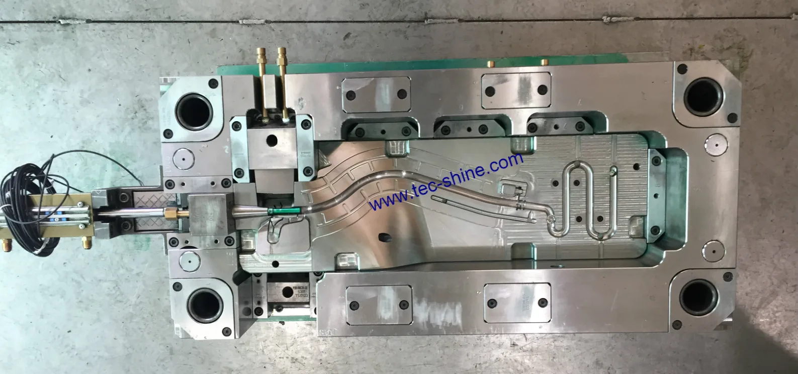 Cavity-side tooling for the curved automotive guide tube