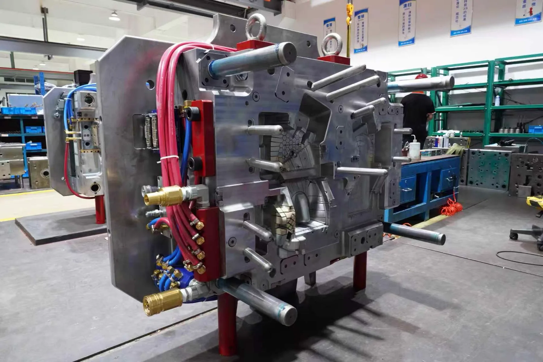 Large injection mold prepared at TEC-SHINE