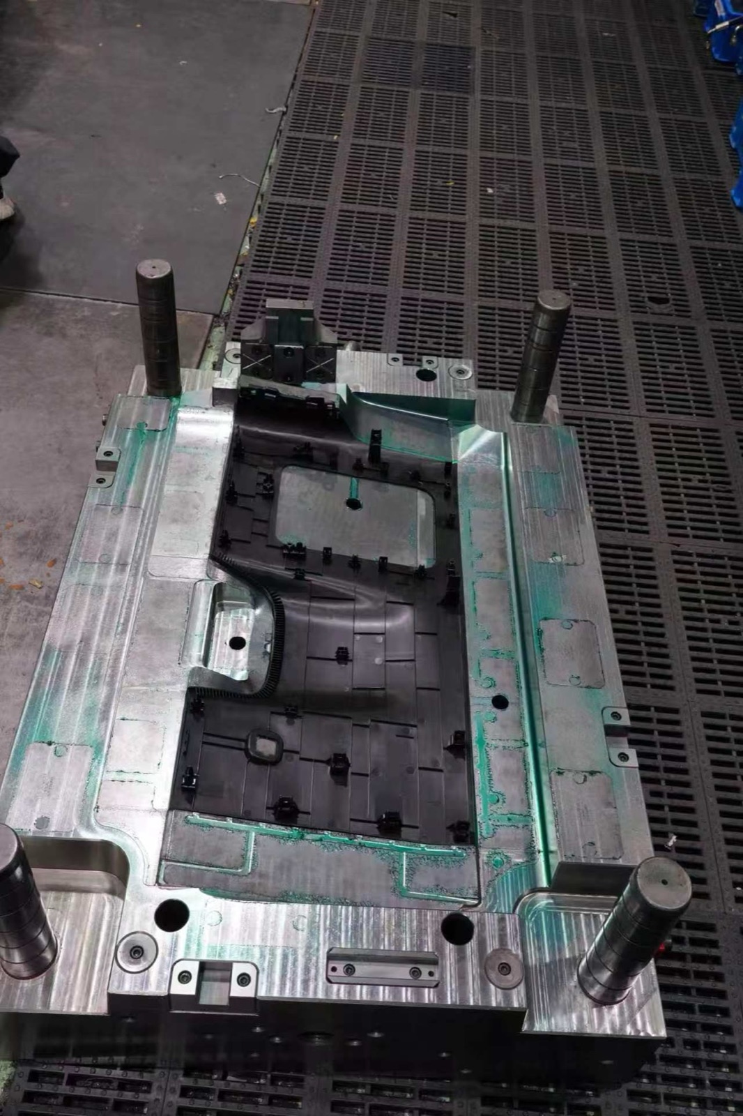真实试模过程中打开的注塑模具和可见的成型样件